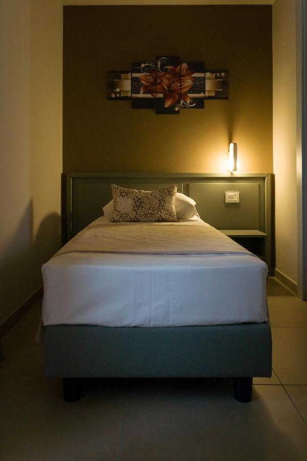 Rosy'S Rooms Patrica Bagian luar foto