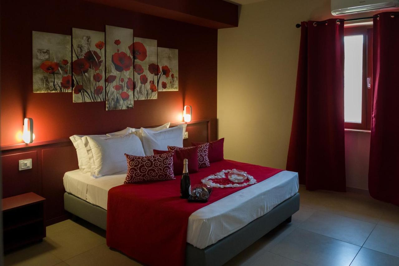 Rosy'S Rooms Patrica Bagian luar foto