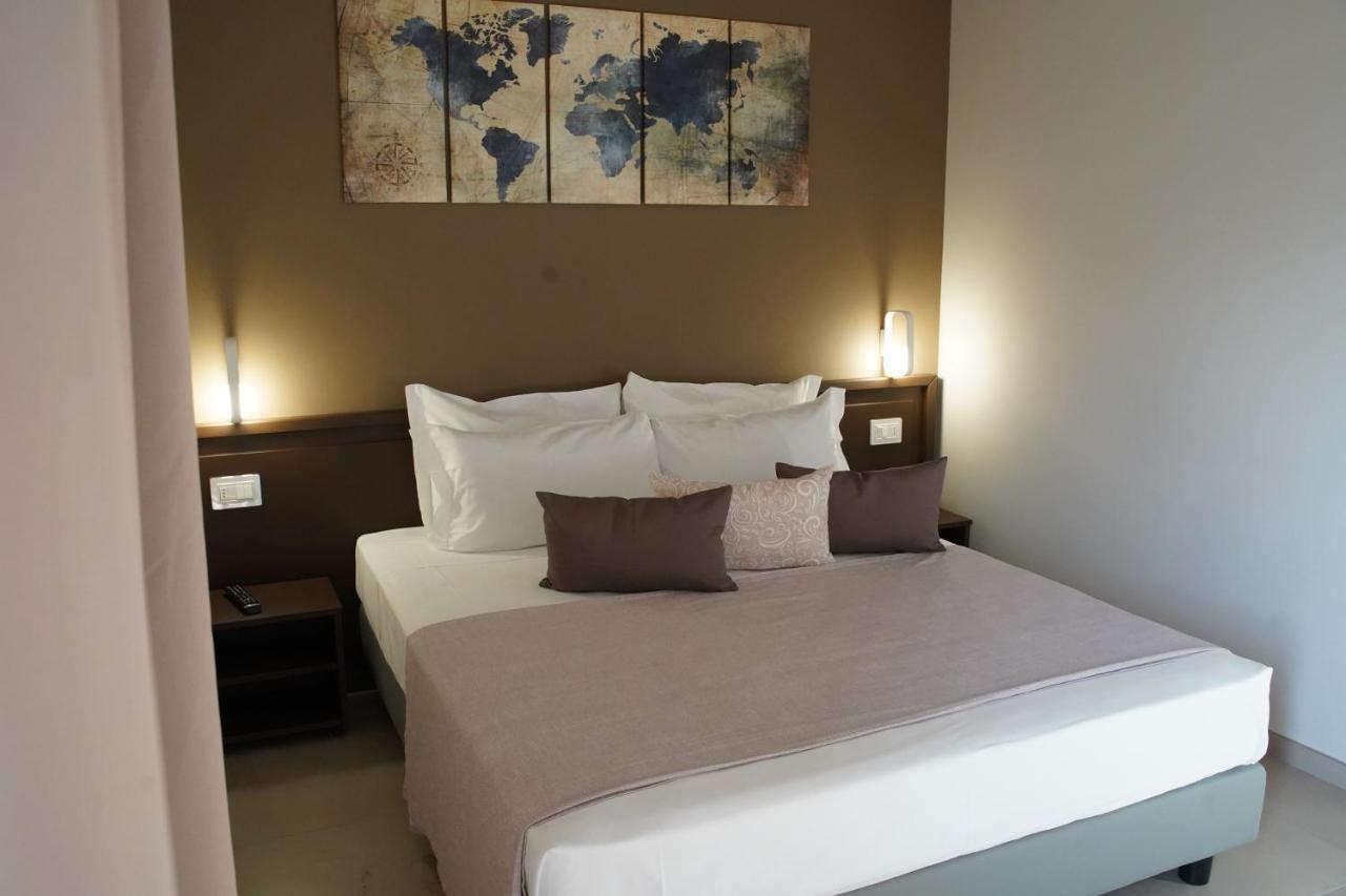 Rosy'S Rooms Patrica Bagian luar foto