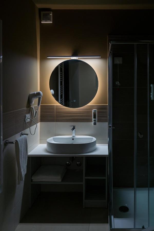 Rosy'S Rooms Patrica Bagian luar foto