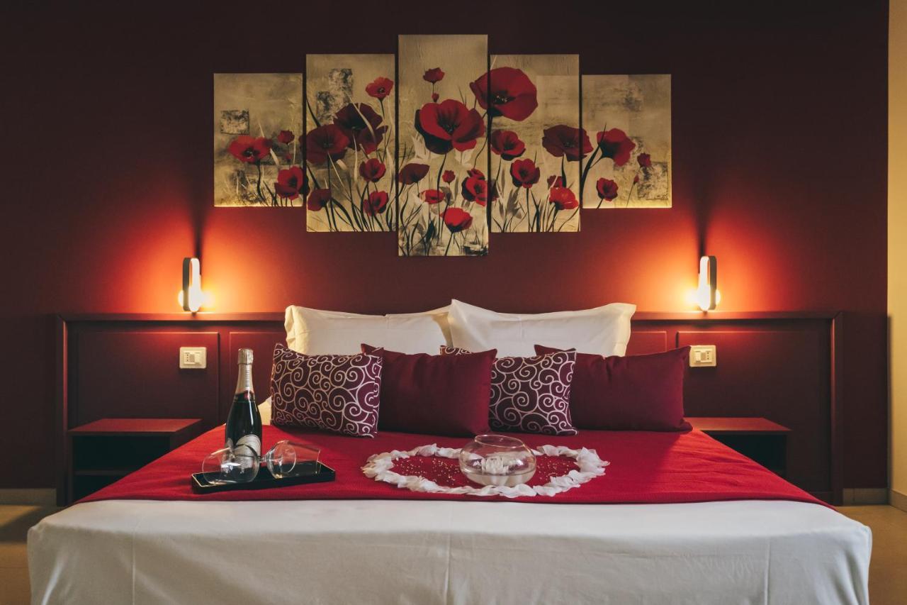 Rosy'S Rooms Patrica Bagian luar foto
